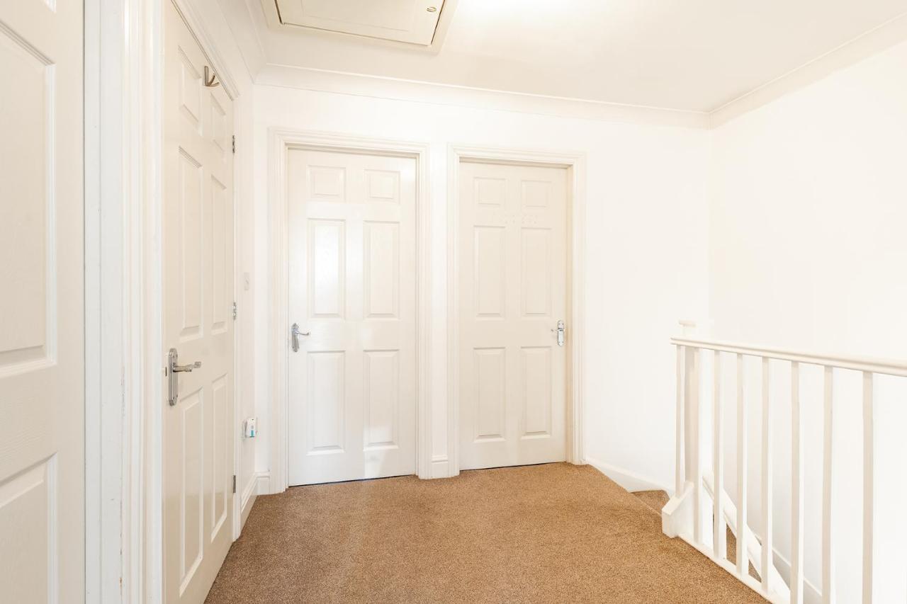 5 Bed House Heathrow Virginia Water Sleeps 7 Or Up To 8 If Sharing Beds, Mid To Long Term Bookings Welcome Holiday home Egham