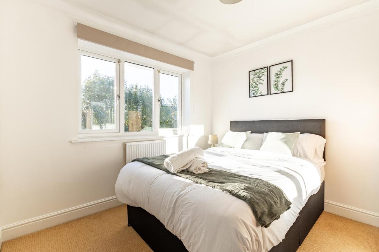 5 Bed House Heathrow Virginia Water Sleeps 7 Or Up To 8 If Sharing Beds, Mid To Long Term Bookings Welcome Egham