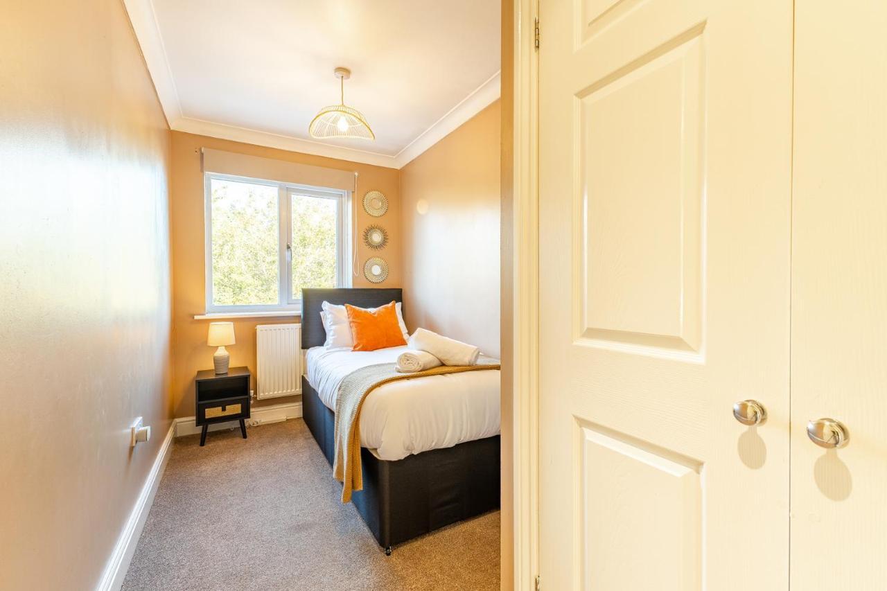 5 Bed House Heathrow Virginia Water Sleeps 7 Or Up To 8 If Sharing Beds, Mid To Long Term Bookings Welcome Holiday home