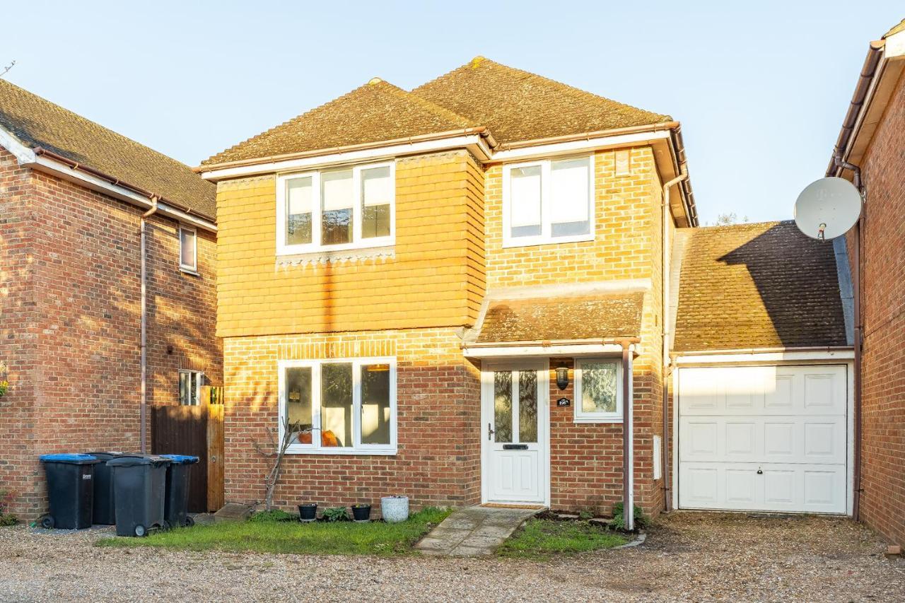 Holiday home 5 Bed House Heathrow Virginia Water Sleeps 7 Or Up To 8 If Sharing Beds, Mid To Long Term Bookings Welcome *