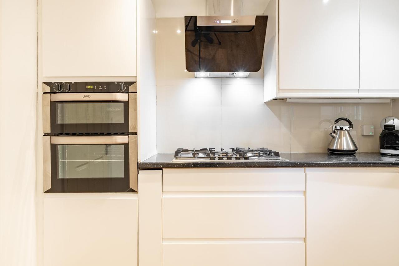 Holiday home 5 Bed House Heathrow Virginia Water Sleeps 7 Or Up To 8 If Sharing Beds, Mid To Long Term Bookings Welcome *