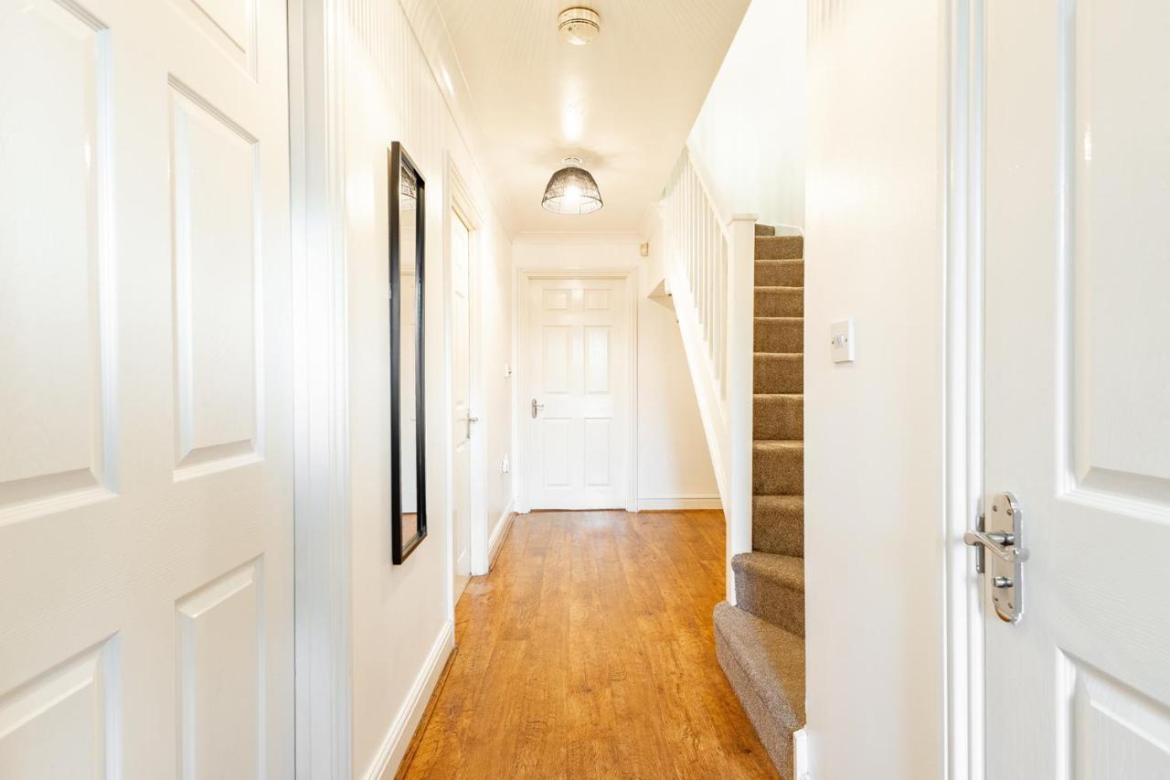 5 Bed House Heathrow Virginia Water Sleeps 7 Or Up To 8 If Sharing Beds, Mid To Long Term Bookings Welcome Holiday home *
