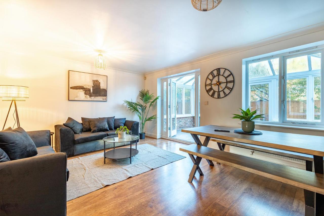 5 Bed House Heathrow Virginia Water Sleeps 7 Or Up To 8 If Sharing Beds, Mid To Long Term Bookings Welcome Egham