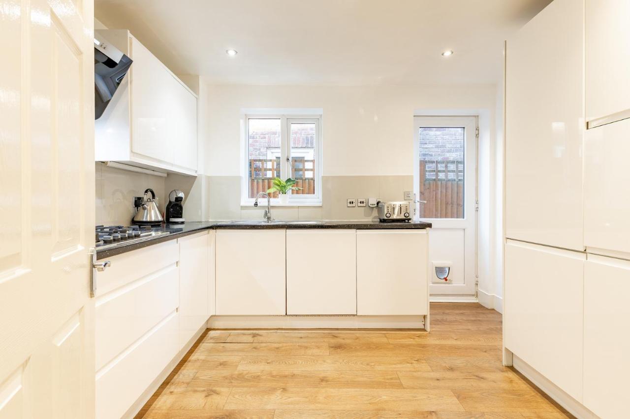 5 Bed House Heathrow Virginia Water Sleeps 7 Or Up To 8 If Sharing Beds, Mid To Long Term Bookings Welcome Holiday home