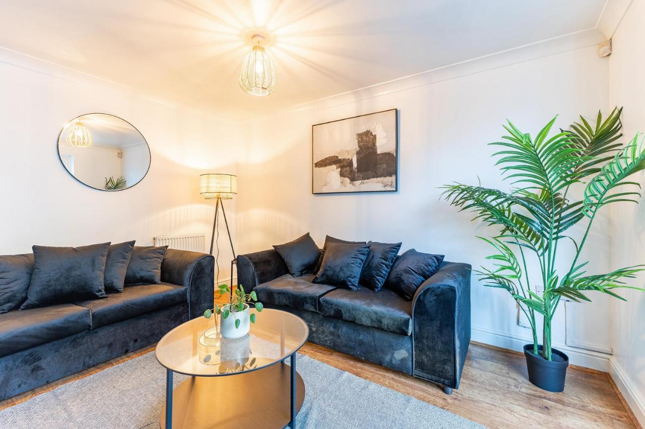 5 Bed House Heathrow Virginia Water Sleeps 7 Or Up To 8 If Sharing Beds, Mid To Long Term Bookings Welcome