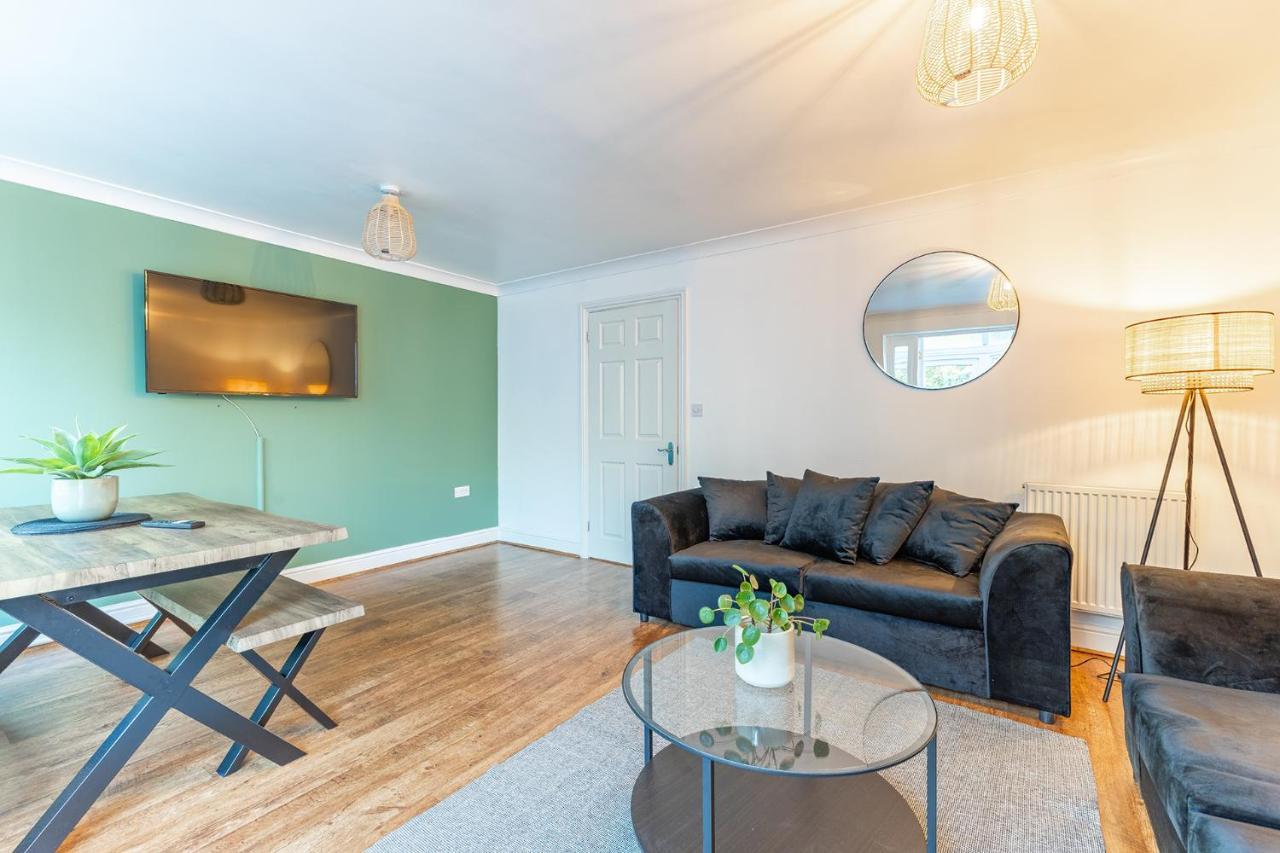 5 Bed House Heathrow Virginia Water Sleeps 7 Or Up To 8 If Sharing Beds, Mid To Long Term Bookings Welcome * Egham
