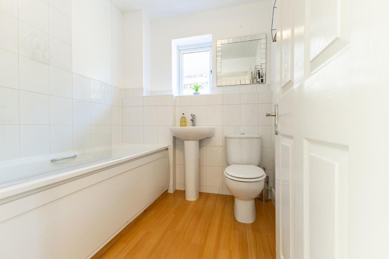 5 Bed House Heathrow Virginia Water Sleeps 7 Or Up To 8 If Sharing Beds, Mid To Long Term Bookings Welcome Holiday home Egham