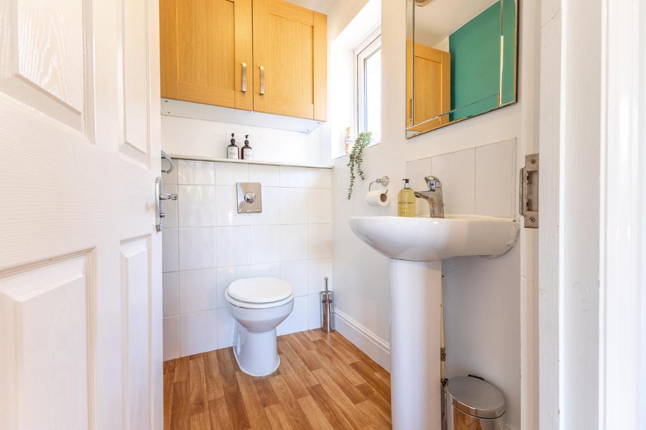 5 Bed House Heathrow Virginia Water Sleeps 7 Or Up To 8 If Sharing Beds, Mid To Long Term Bookings Welcome