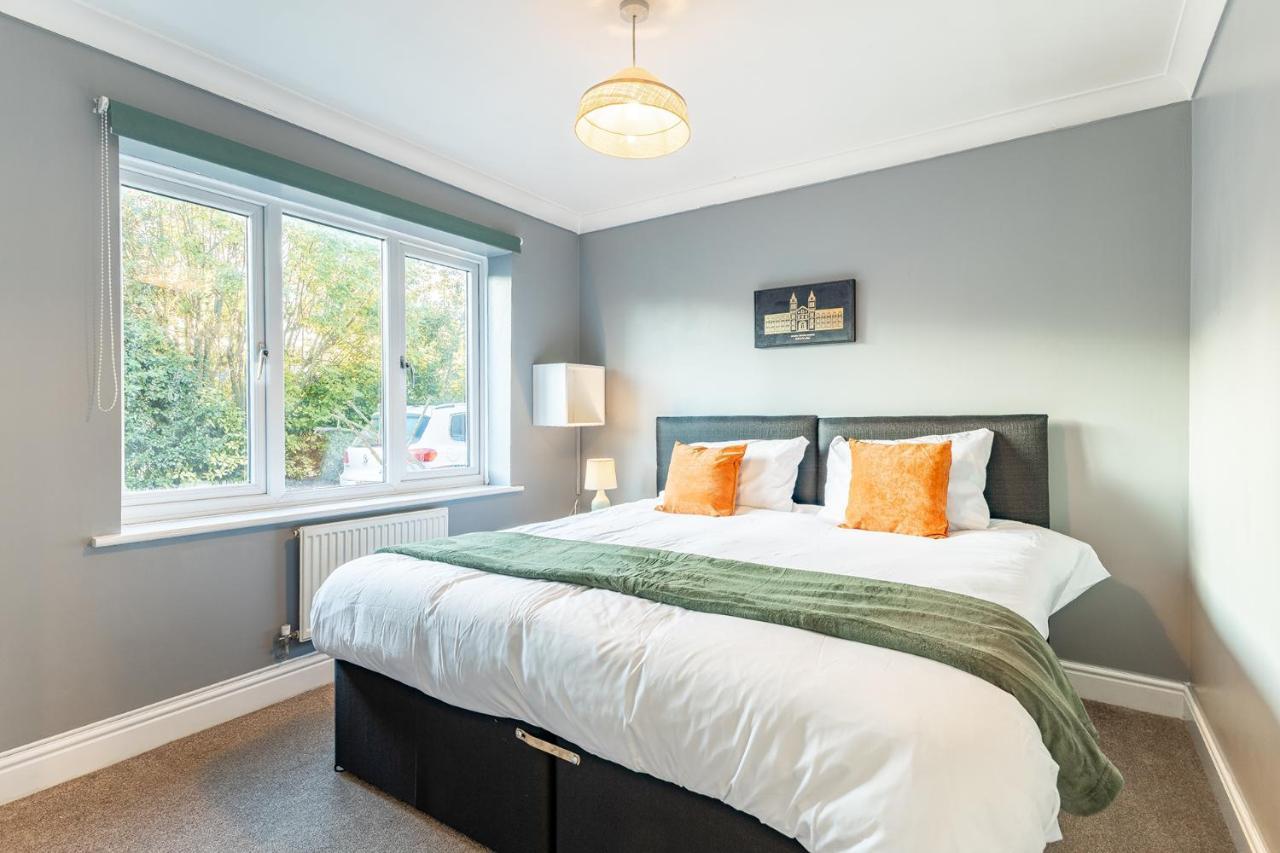 Holiday home 5 Bed House Heathrow Virginia Water Sleeps 7 Or Up To 8 If Sharing Beds, Mid To Long Term Bookings Welcome