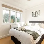 5 Bed House Heathrow Egham Virginia Water Sleeps 7 Or Up To 8 If Sharing Beds, Mid To Long Term Bookings Welcome