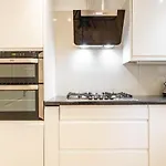 5 Bed House Heathrow Egham Virginia Water Sleeps 7 Or Up To 8 If Sharing Beds, Mid To Long Term Bookings Welcome