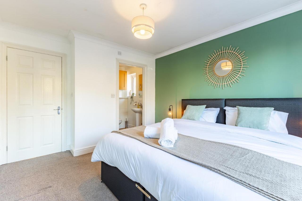 Holiday home 5 Bed House Heathrow Virginia Water Sleeps 7 Or Up To 8 If Sharing Beds, Mid To Long Term Bookings Welcome *