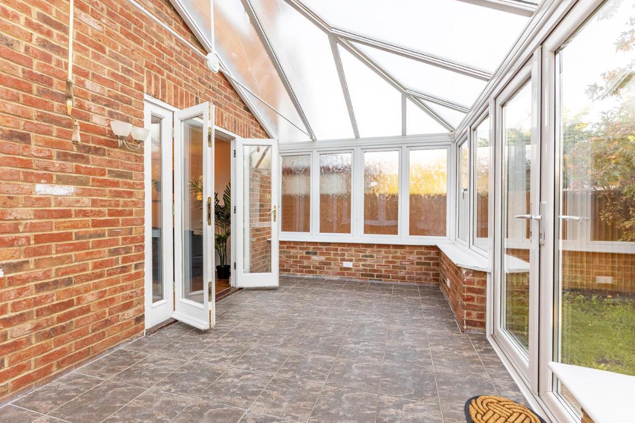 5 Bed House Heathrow Virginia Water Sleeps 7 Or Up To 8 If Sharing Beds, Mid To Long Term Bookings Welcome Holiday home *