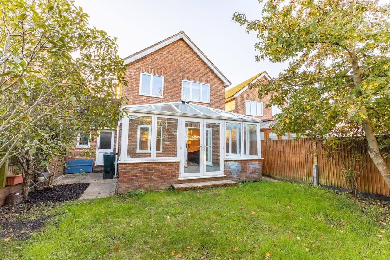 5 Bed House Heathrow Virginia Water Sleeps 7 Or Up To 8 If Sharing Beds, Mid To Long Term Bookings Welcome Egham
